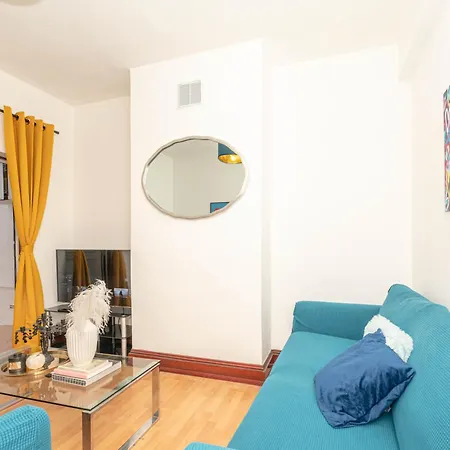 Xtra Large 4 Bedroom House With Heating Sleeps 14 Near Station And Excel-3
