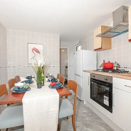 Xtra Large 4 Bedroom House With Heating Sleeps 14 Near Station And Excel-2